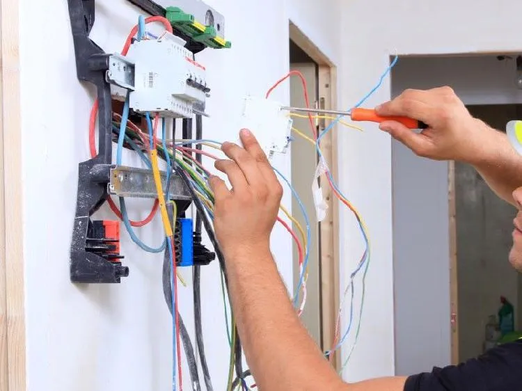 Electricista instalando cableado