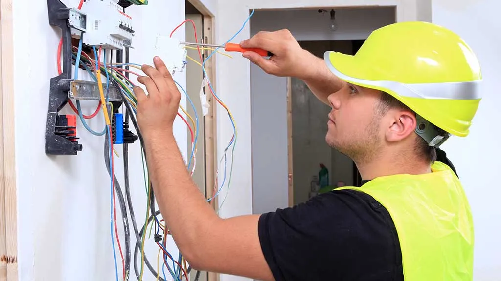 Electricista realizando una instalación eléctrica