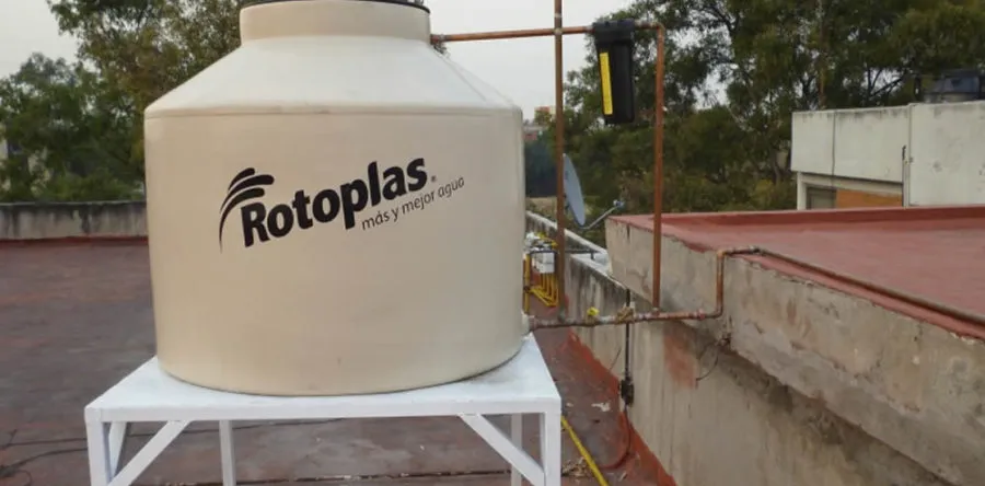 Instalación de tinaco Rotoplas en Tijuana