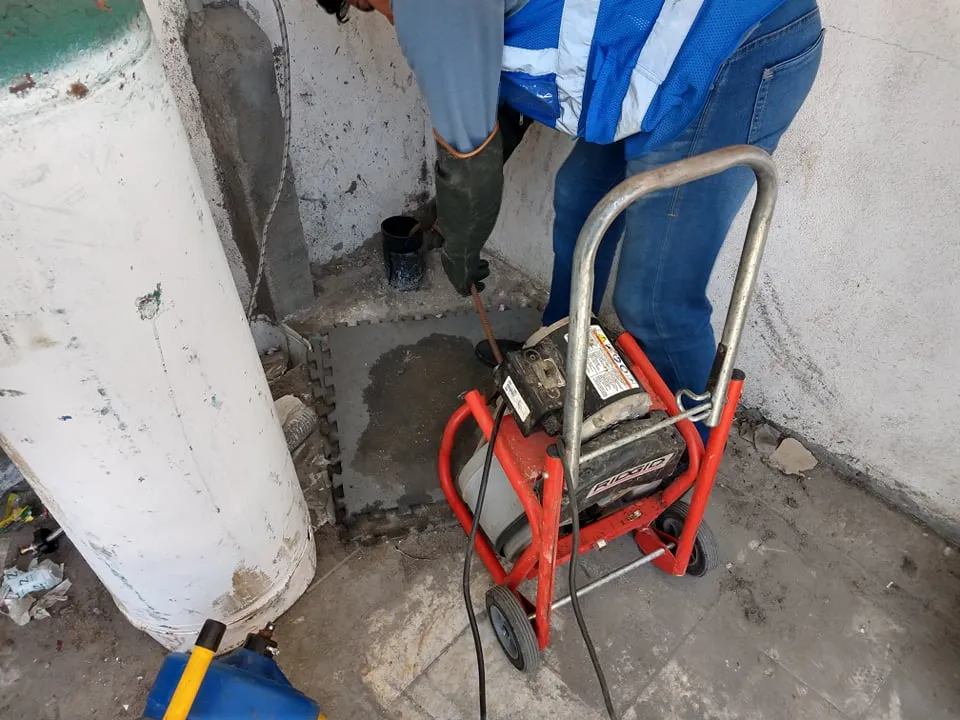 Máquina de destape de drenajes de Zap Plomeros en Tijuana