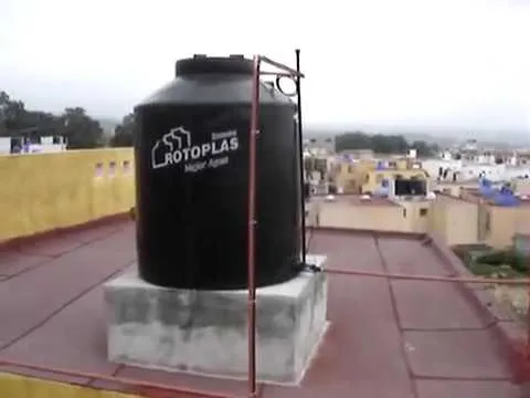 Tinaco instalado en la azotea de una casa